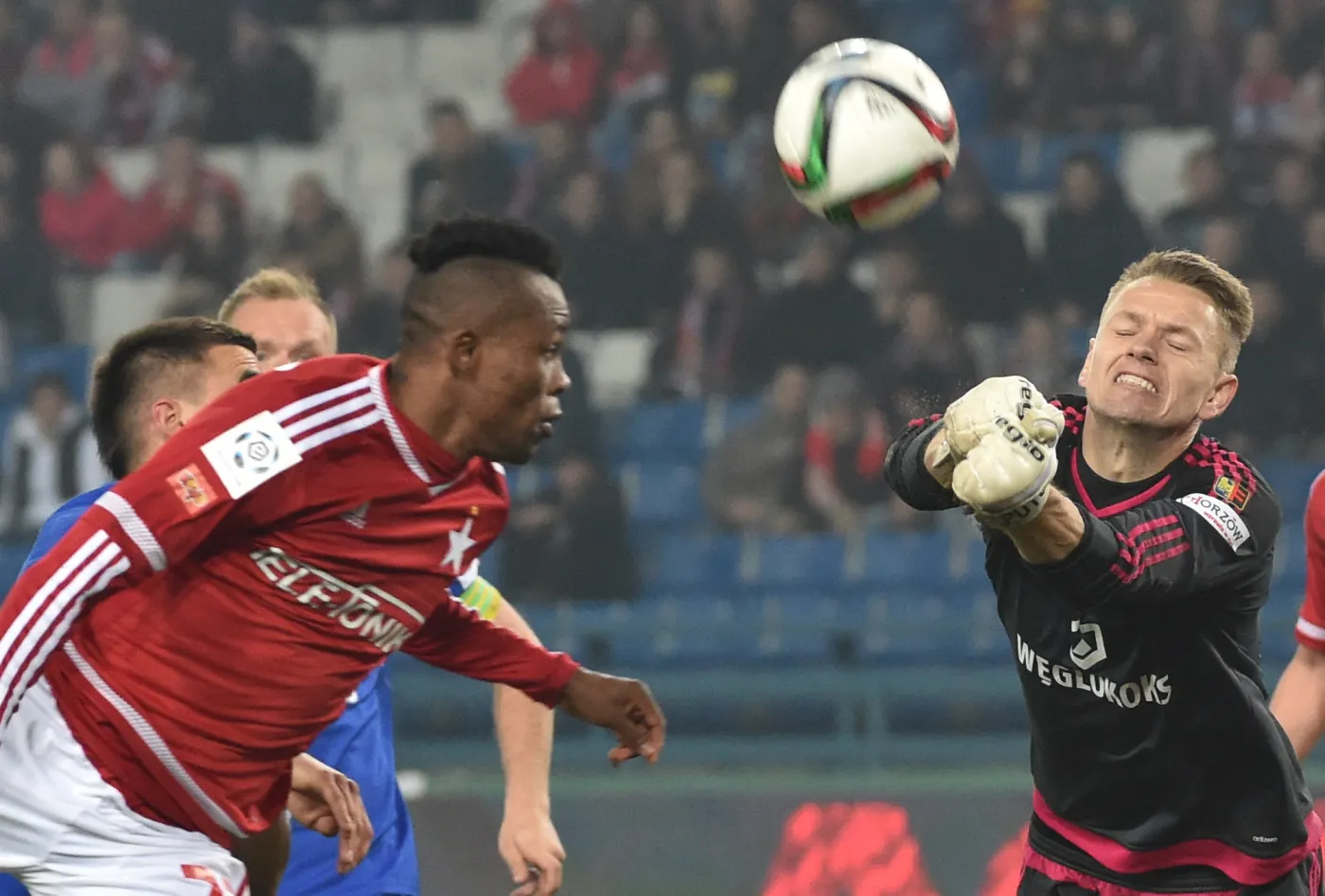 Zawodnik Wisły Kraków Donald Guerrier (L) oraz bramkar Ruchu Chorzów z Matus Putnocky (P)