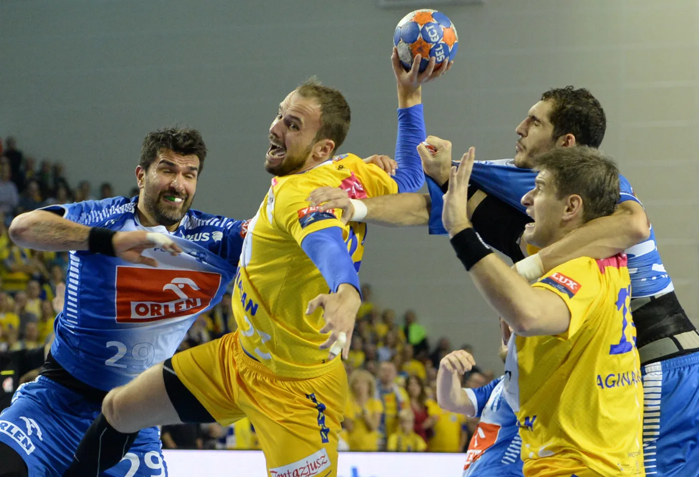 Uros Zorman (2-L) z Vive Tauron Kielce mija w ataku Marco Oneto (L) i Angela Montoro (2-P) z Orlenu Wisły Płock podczas meczu PGNiG Superligi piłkarzy ręcznych, 31 bm. Z prawej Julen Anguinagalade z Vive