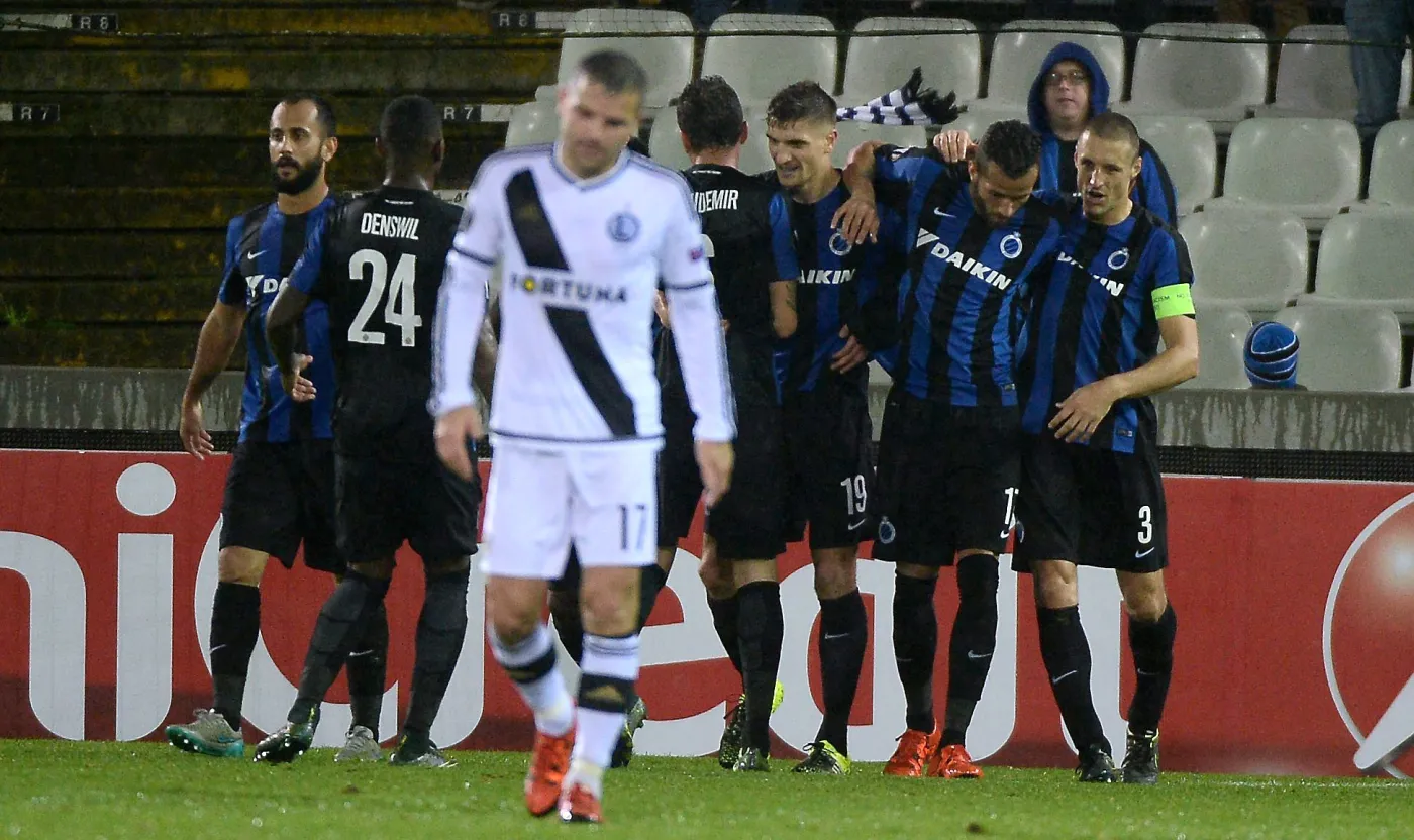 Piłkarze FC Brugge cieszą się z gola Thomasa Meuniera (C-tył) podczas meczu grupy D Ligi Europejskiej z Legią Warszawa