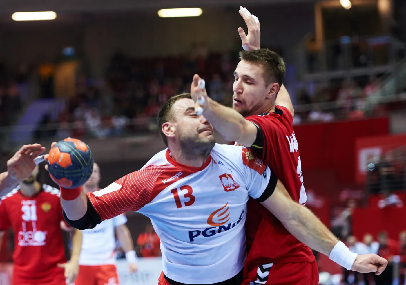 Bartosz Jurecki (L) i Rosjanin Gleb Kalarash (P) w meczu obu reprezentacji w towarzyskim turnieju piłkarzy ręcznych w Gdańsk