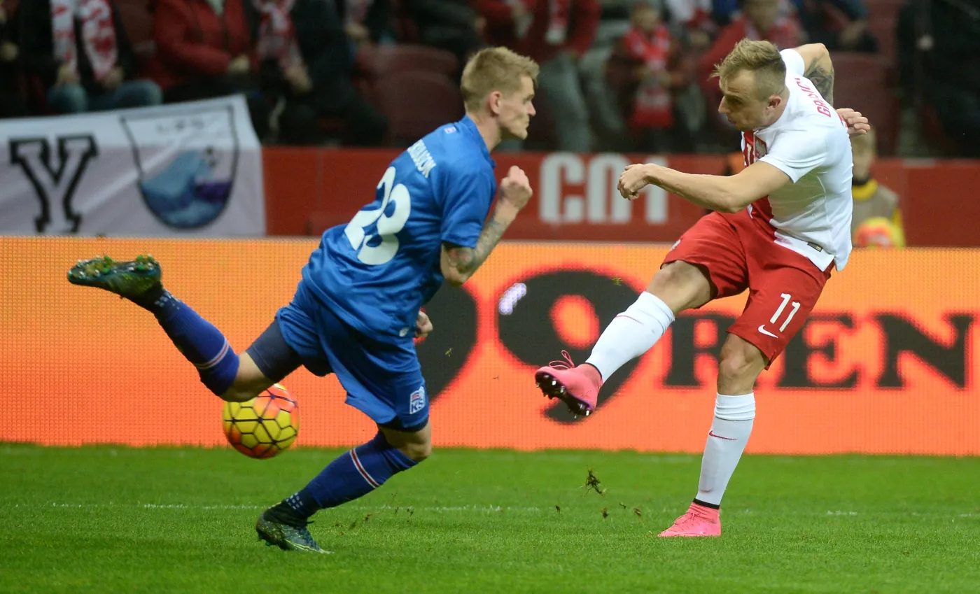 8418575-kamil-grosicki-p-strzela-obok.jpg