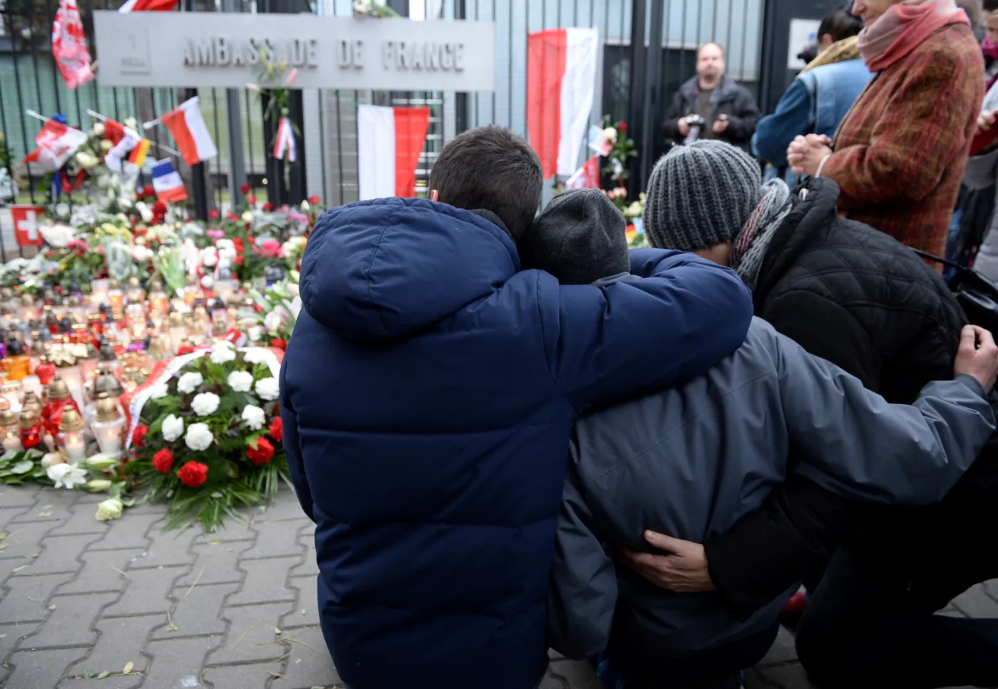 Świat w szoku po zamachach w Paryżu. Ponad setka zabitych, wielu rannych w stanie krytcznym [ZDJĘCIA]