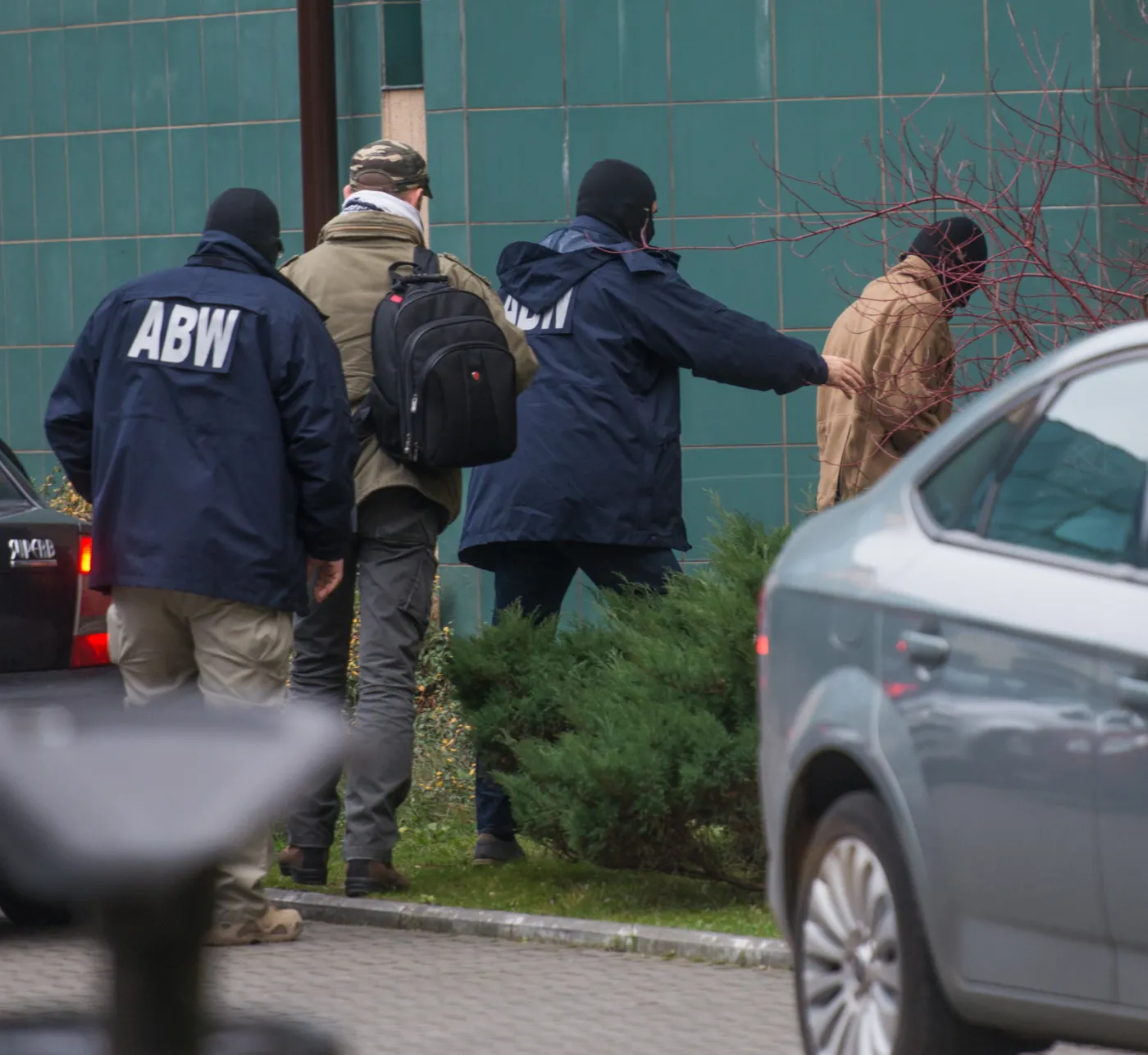8424727-mlody-mezczyzna-podejrzewany.jpg