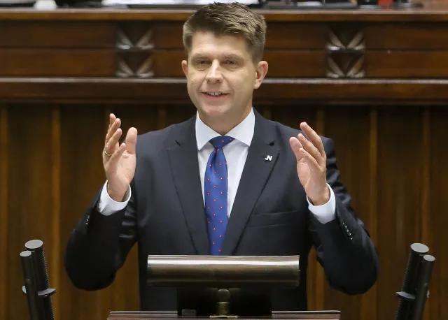 Petru do rządu PiS: W 100 dni puścicie nas wszystkich z torbami!