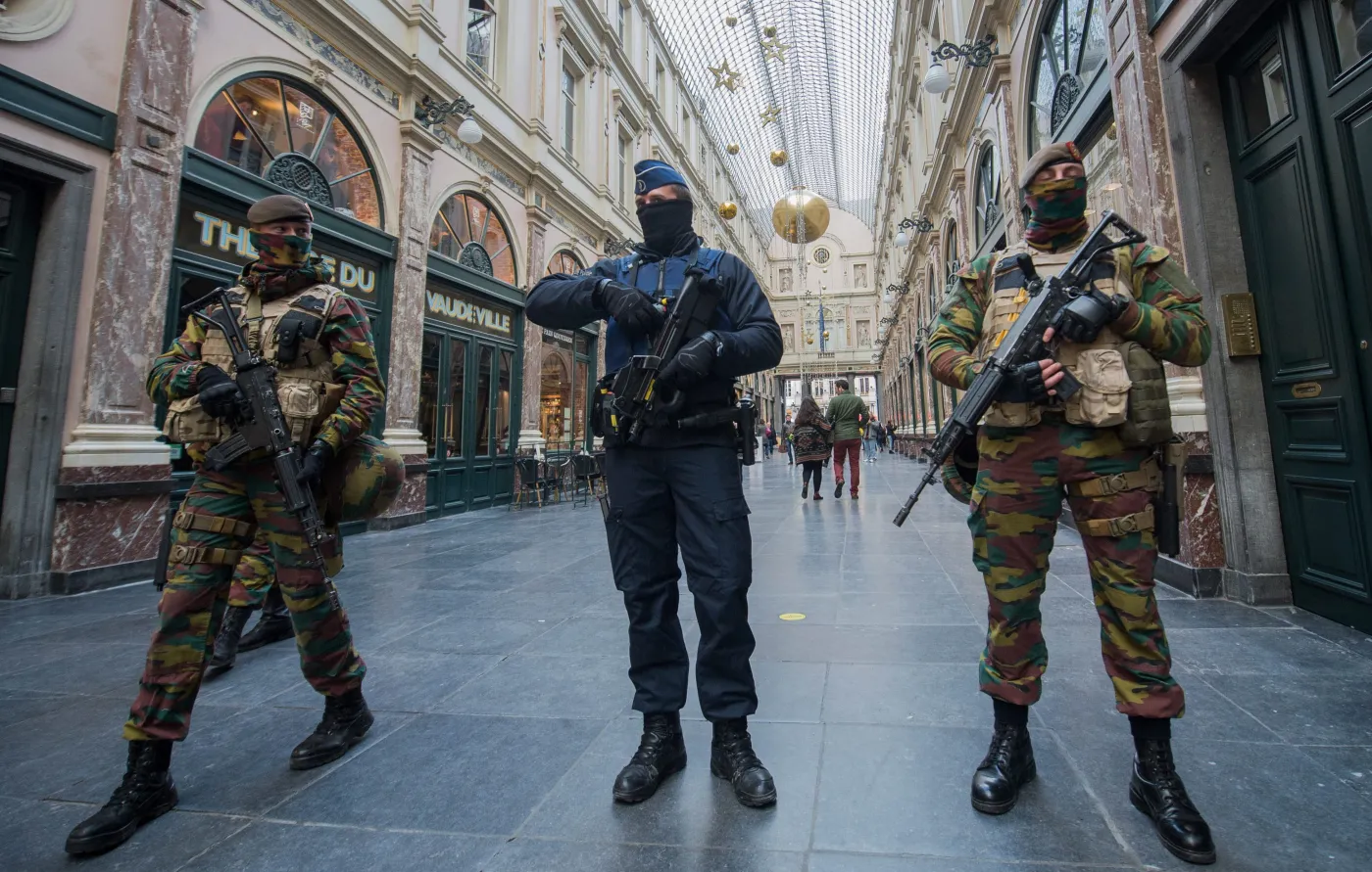 Policjant i dwóch żołnierzy w Galerie de la Reine w Brukseli