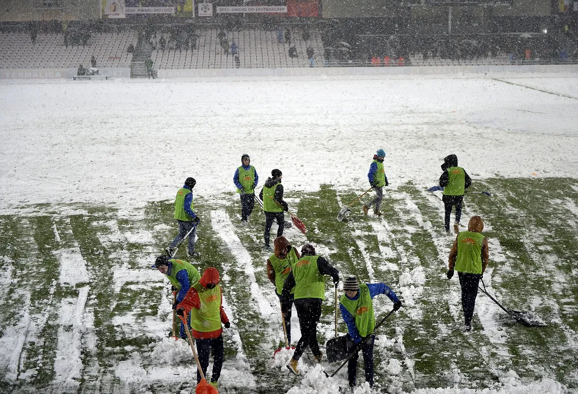 8480303-zasniezony-stadion-termaliki.jpg
