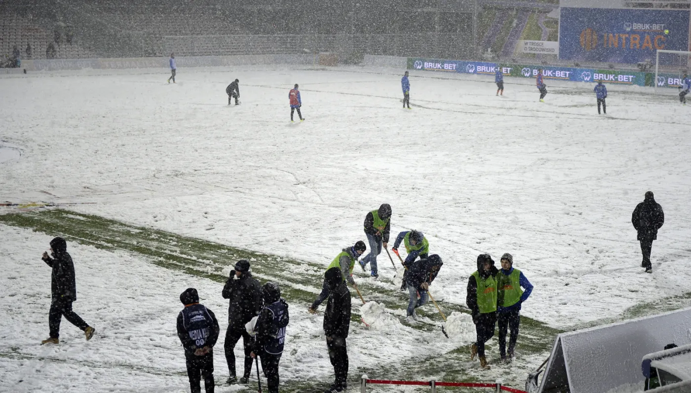 8480334-zasniezony-stadion-termaliki.jpg