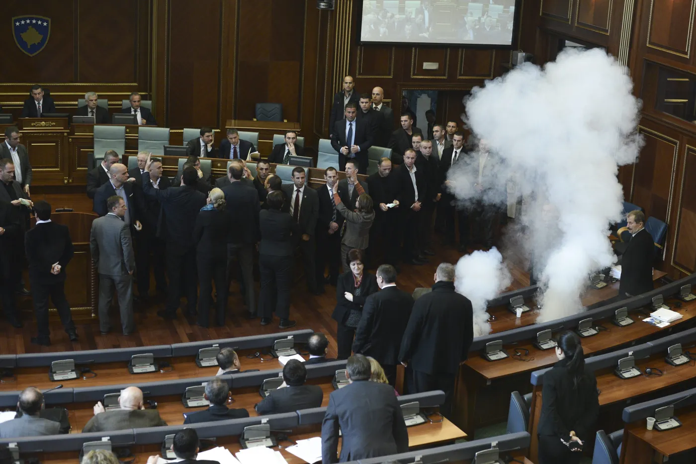 8484770-gaz-w-sali-parlamentu-kosowa.jpg