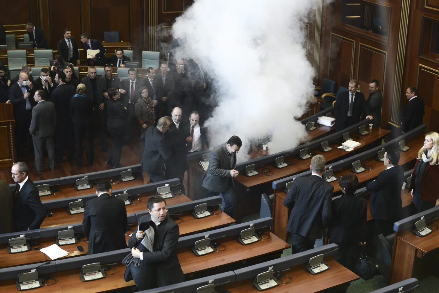 8484802-gaz-w-sali-parlamentu-kosowa.jpg