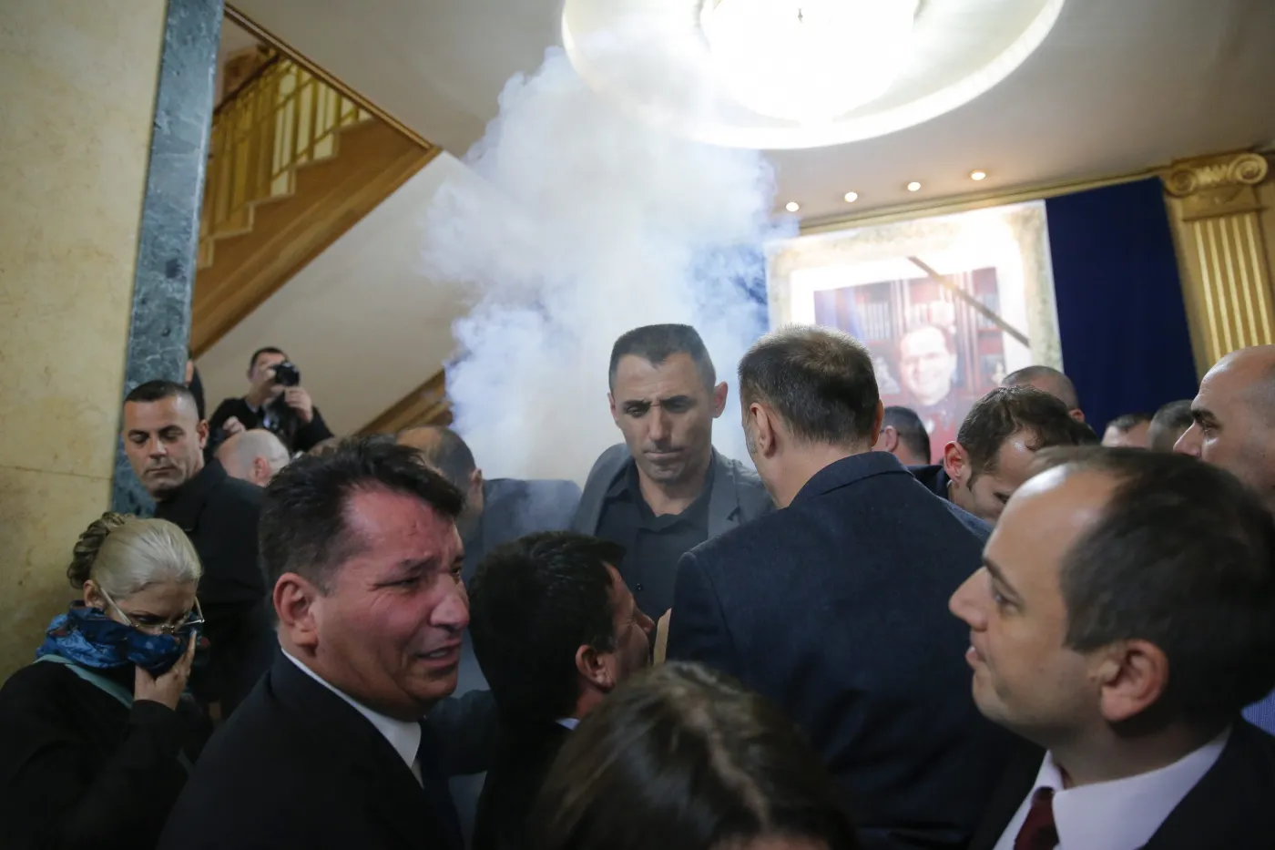 8484834-gaz-w-sali-parlamentu-kosowa.jpg