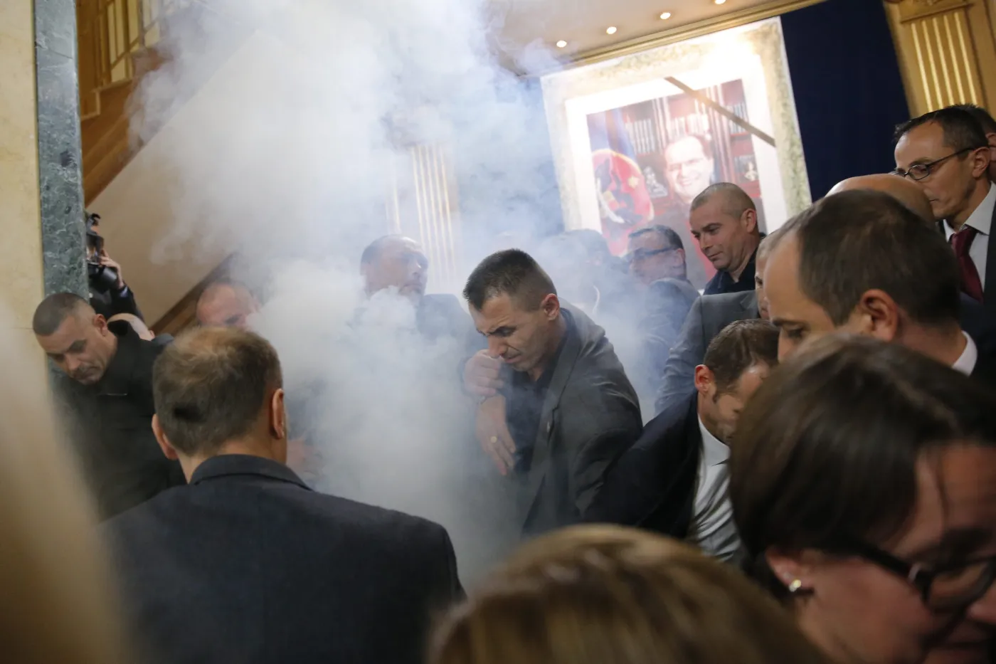8484866-gaz-w-sali-parlamentu-kosowa.jpg