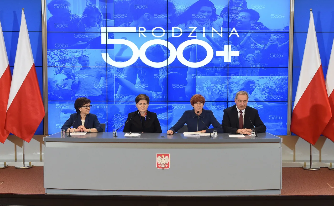 Premier Beata Szydło, szefowa gabinetu politycznego premiera i rzecznik rządu Elżbieta Witek, minister rodziny, pracy i polityki społecznej Elżbieta Rafalska oraz przewodniczący Komitetu Stałego Rady Ministrów Henryk Kowalczyk podczas konferencji prasowej po posiedzenia rządu