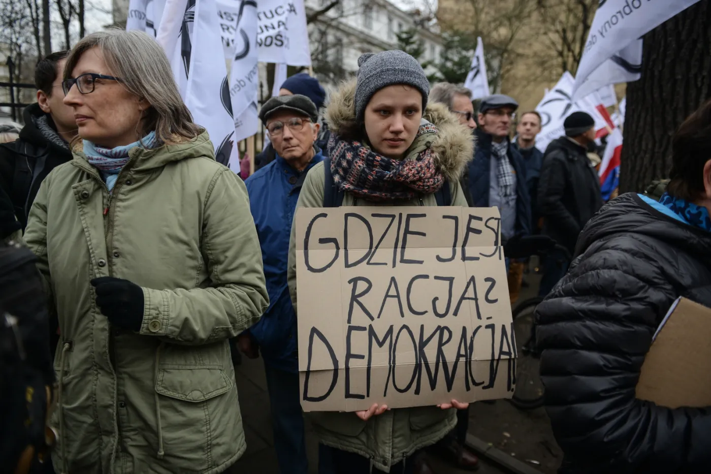 8497755-manifestacje-przed-trybunalem.jpg