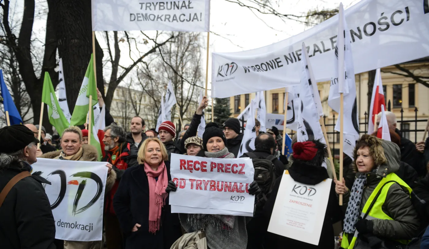 8497787-manifestacje-przed-trybunalem.jpg