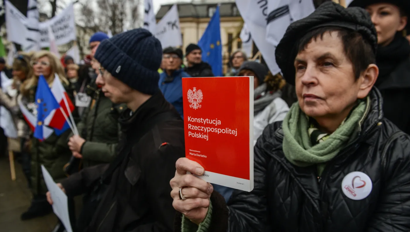 8497819-manifestacje-przed-trybunalem.jpg