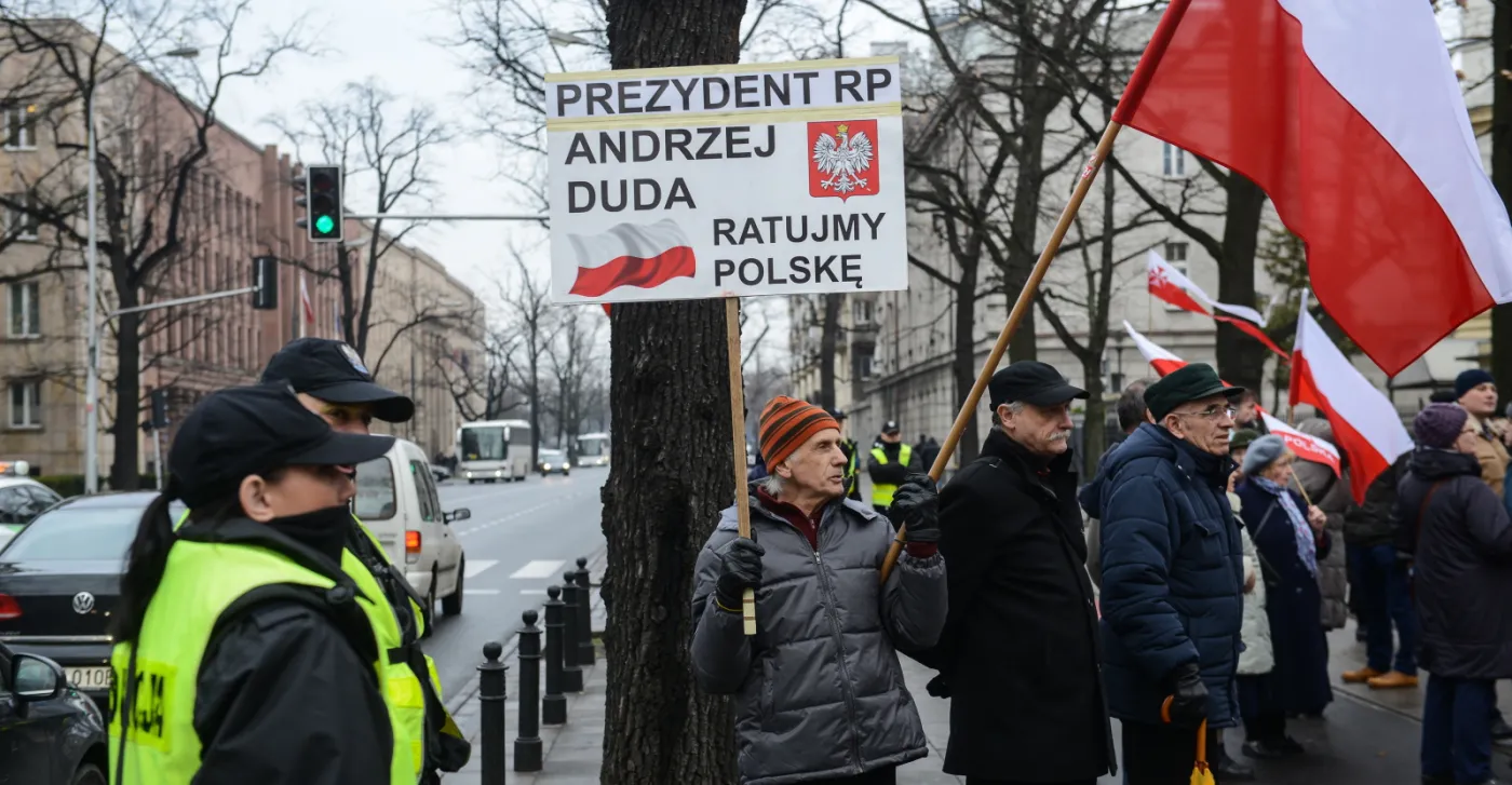 8497851-manifestacje-przed-trybunalem.jpg