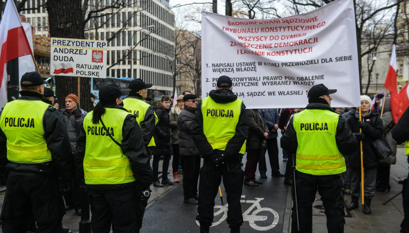 8497883-manifestacje-przed-trybunalem.jpg