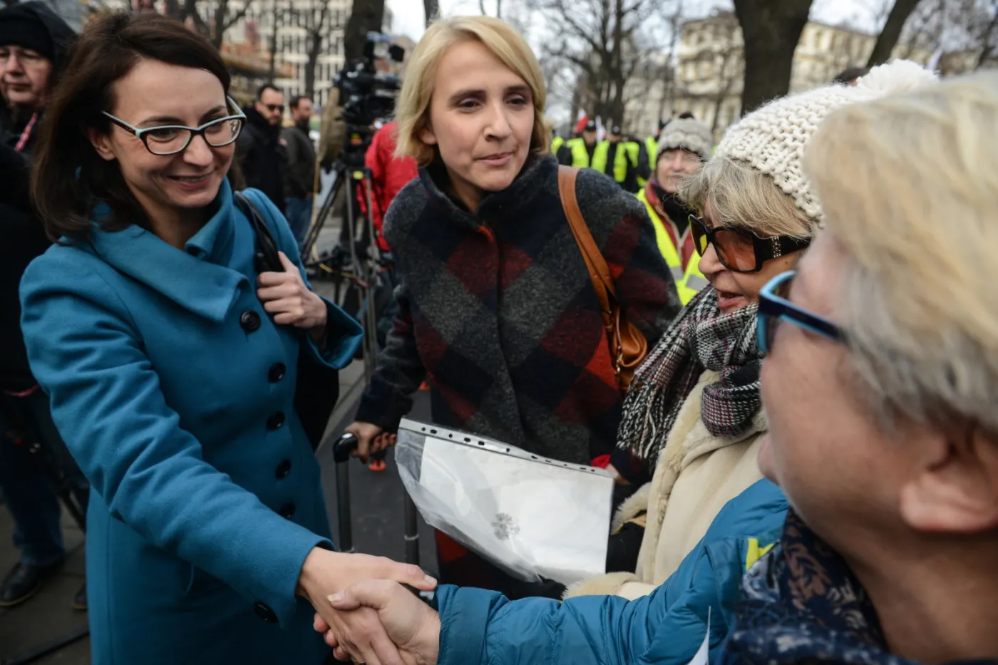 8497915-manifestacje-przed-trybunalem.jpg