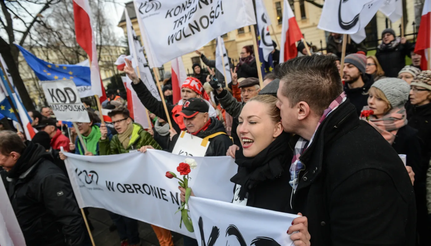 8497947-manifestacje-przed-trybunalem.jpg