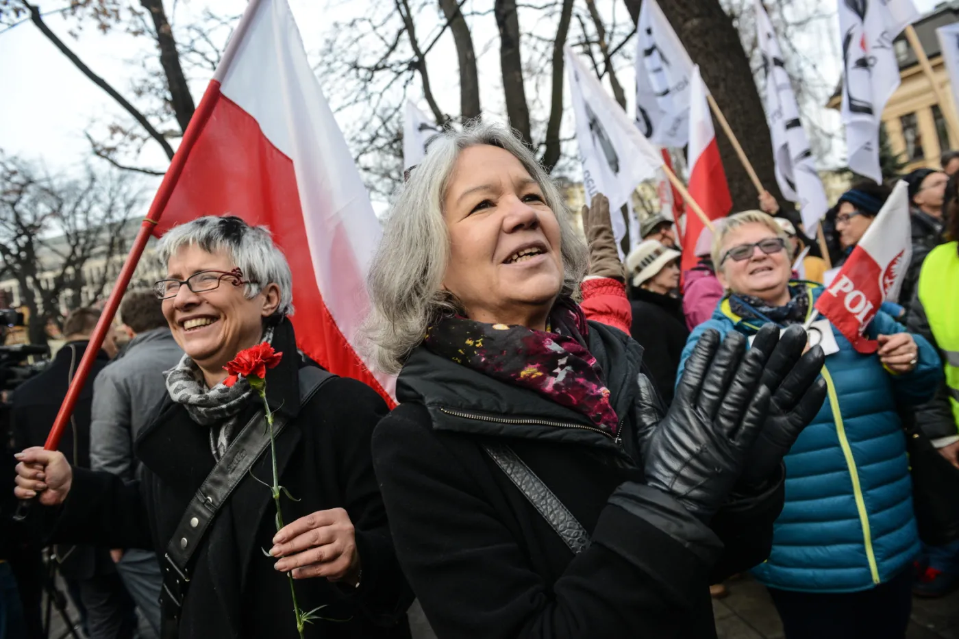 8497979-manifestacje-przed-trybunalem.jpg