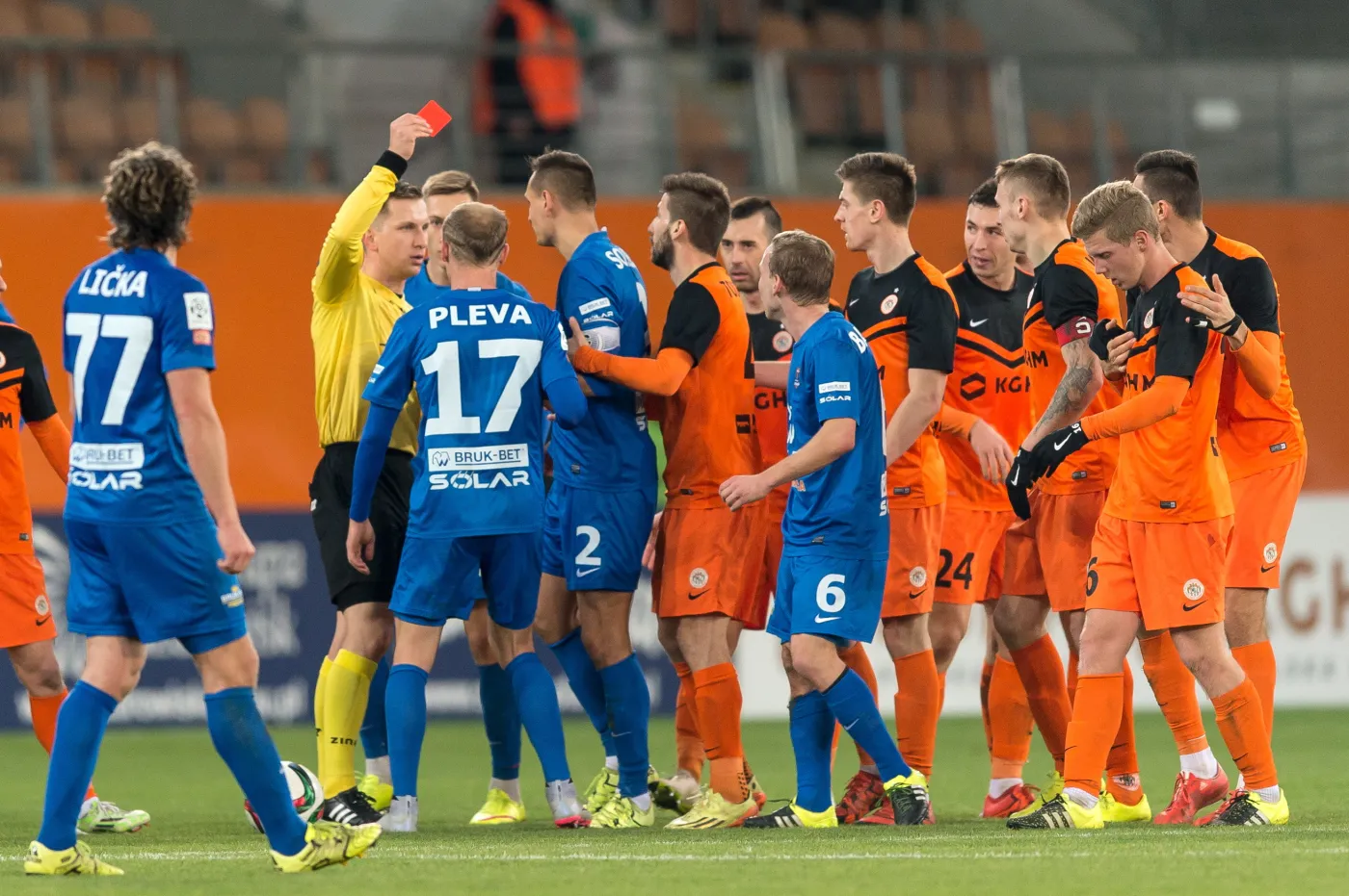 Sędzia Bartosz Frankowski (2L) pokazuje czerwoną kartkę piłkarzowi Termaliki Bruk-Bet Nieciecza Bartłomiejowi Babiarzowi (#6) podczas meczu polskiej Ekstraklasy z Zagłębiem Lubin