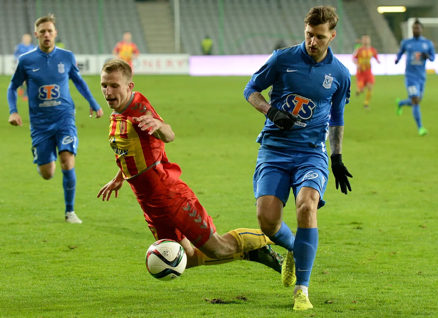 Zawodnik Korony Kielce Michał Przybyła (L) walczy o piłkę z Tamasem Kadarem (P) z Lecha Poznań