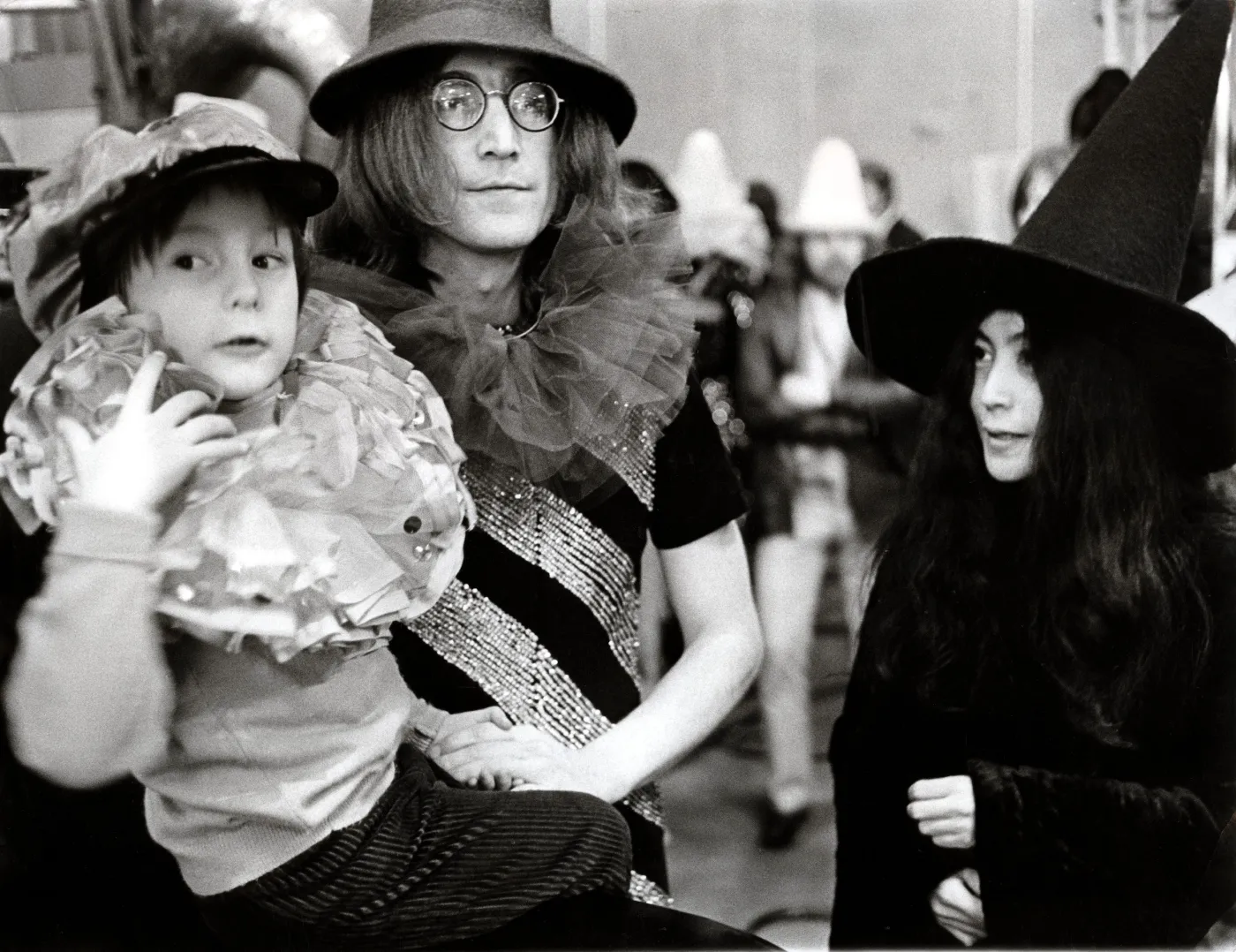 8513422-john-lennon-z-synek-julianem.jpg