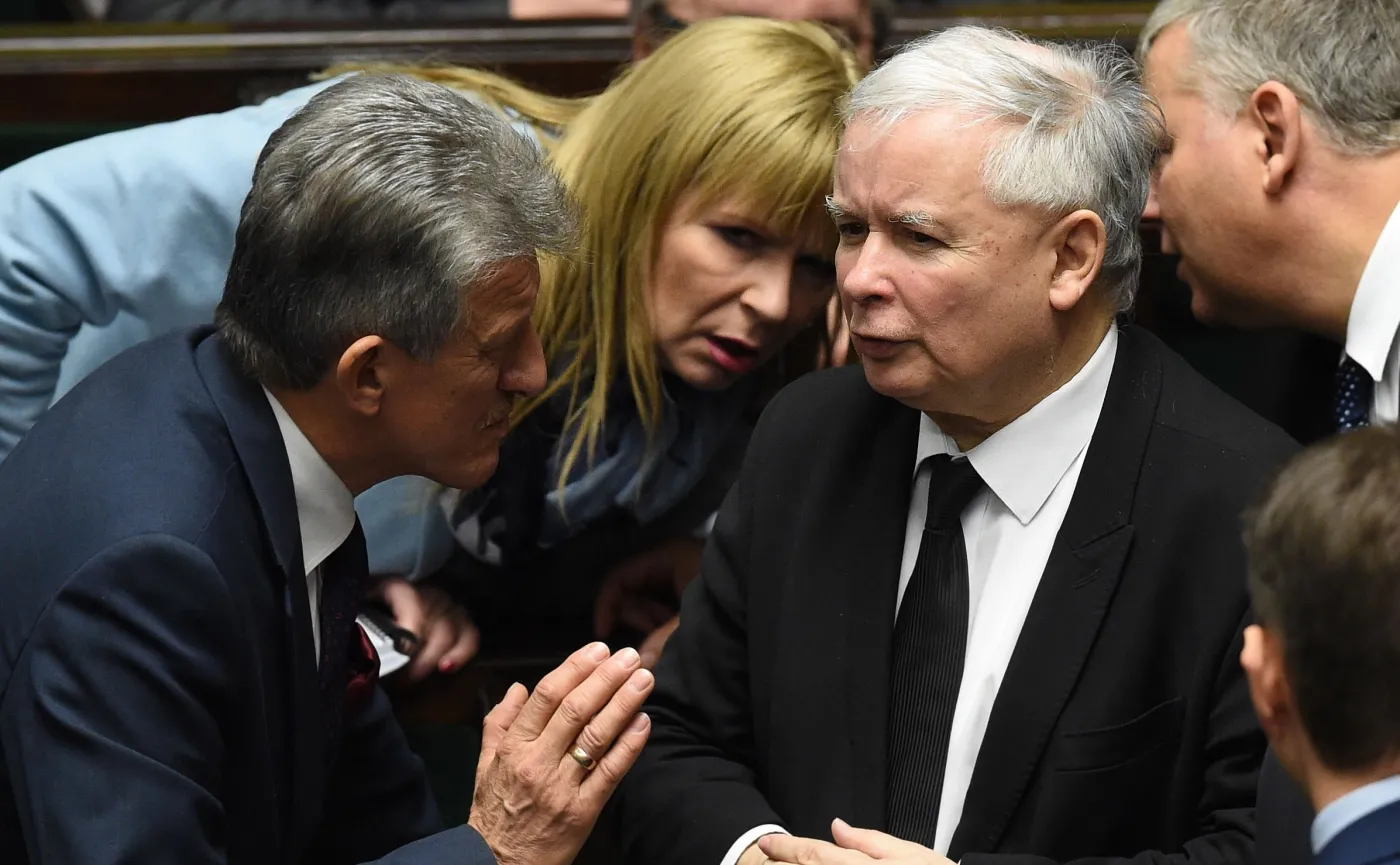 Prezes PiS Jarosław Kaczyński (C) oraz posłowie PiS Stanisław Piotrowicz (L) i Małgorzata Gosiewska (2L) w Sejmie