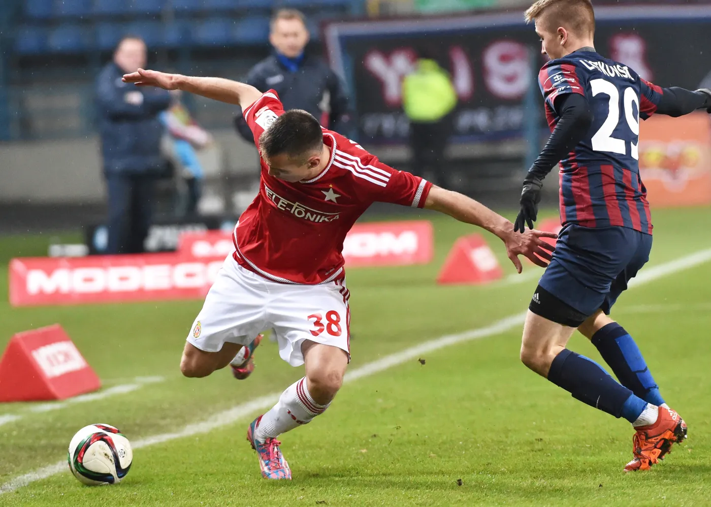 Jakub Bartosz (L) z miejscowej Wisły oraz Marcin Listkowski (P) z Pogoni Szczecin w meczu T-Mobile Ekstraklasy w Krakowie