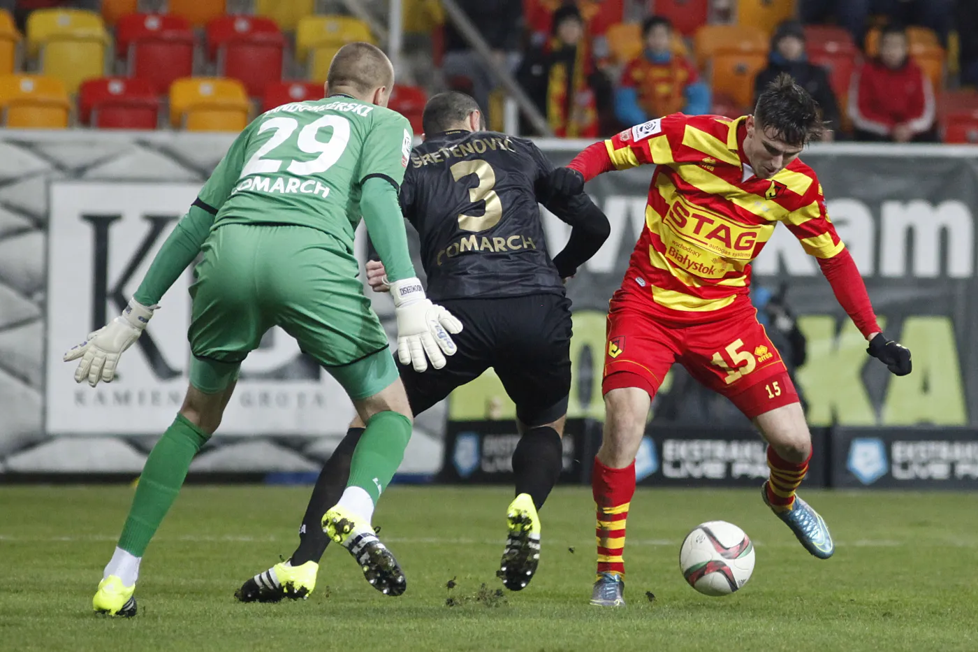 Fedor Cernych (P) z miejscowej Jagiellonii oraz bramkarz Grzegorz Sandomierski (L) i Sreten Sretenović (C) z Cracovii