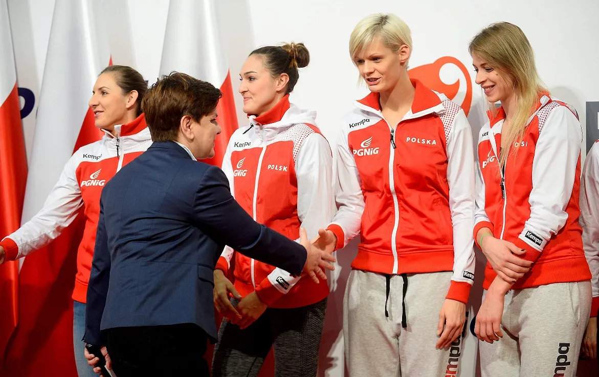 8567479-premier-beata-szydlo-powitala.jpg