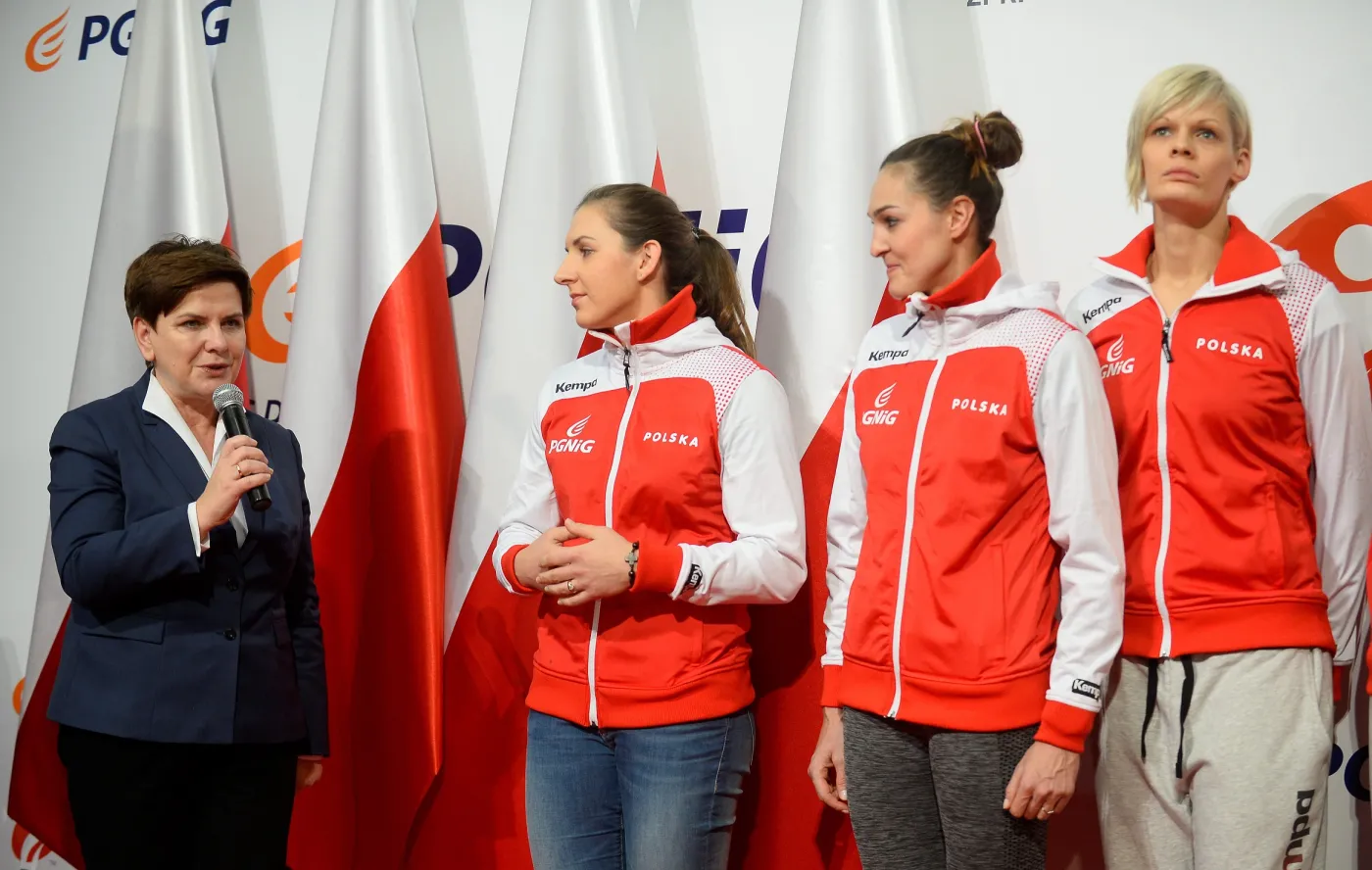 8567385-premier-beata-szydlo-powitala.jpg