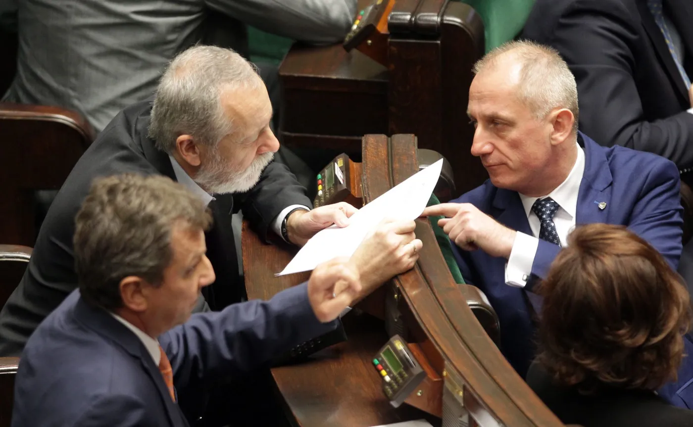 Poseł Sławomir Neumann (P) oraz posłowie Rafał Grupiński i Andrzej Halicki (L, od góry)