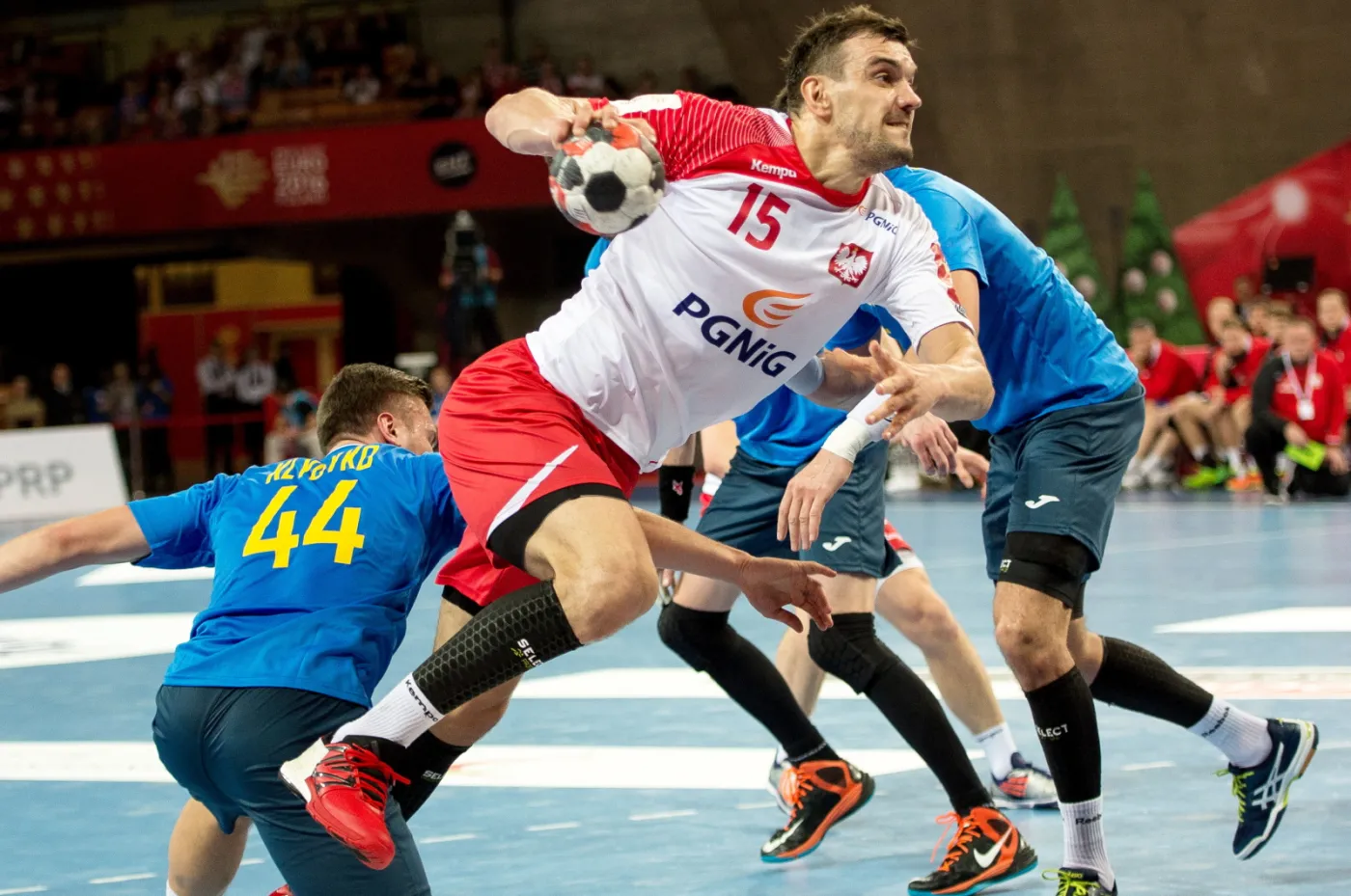 Michał Jurecki (C) i Ukrainiec Eduard Klyuyko (L) podczas meczu turnieju piłkarzy ręcznych Christmas Cup we Wrocławiu
