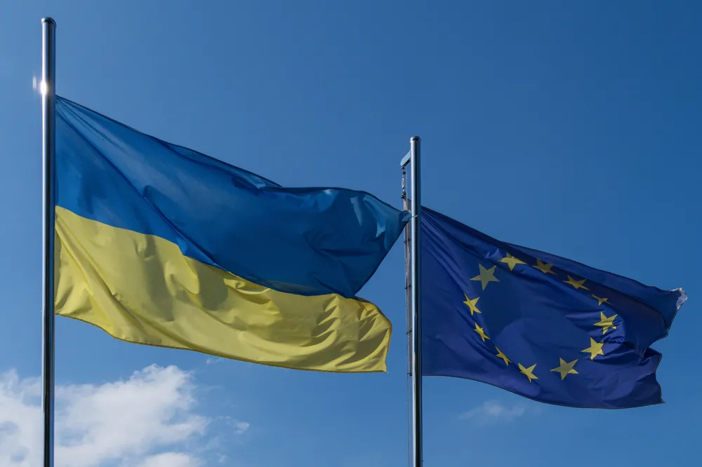 Flagi ukraińska i europejska