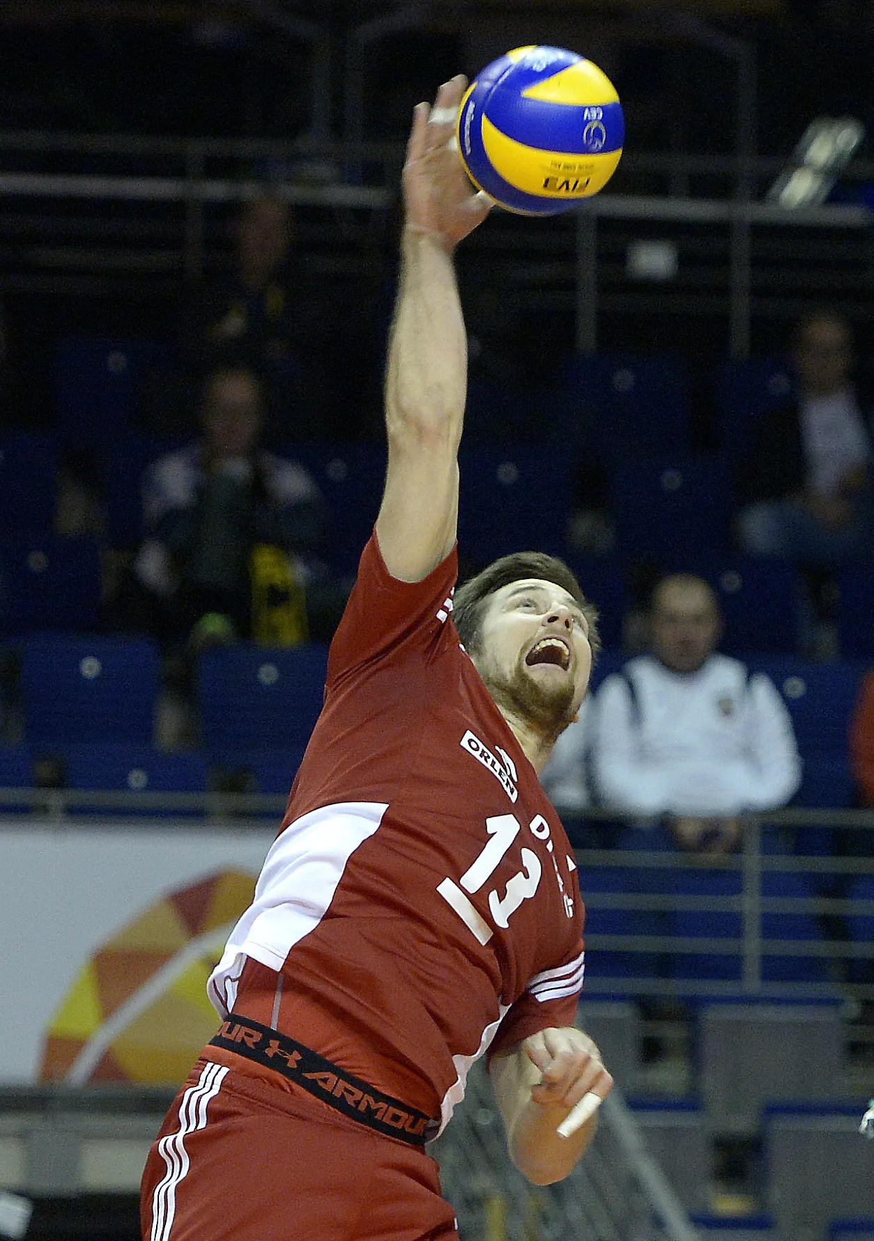 8604922-michal-kubiak-serwuje-podczas.jpg