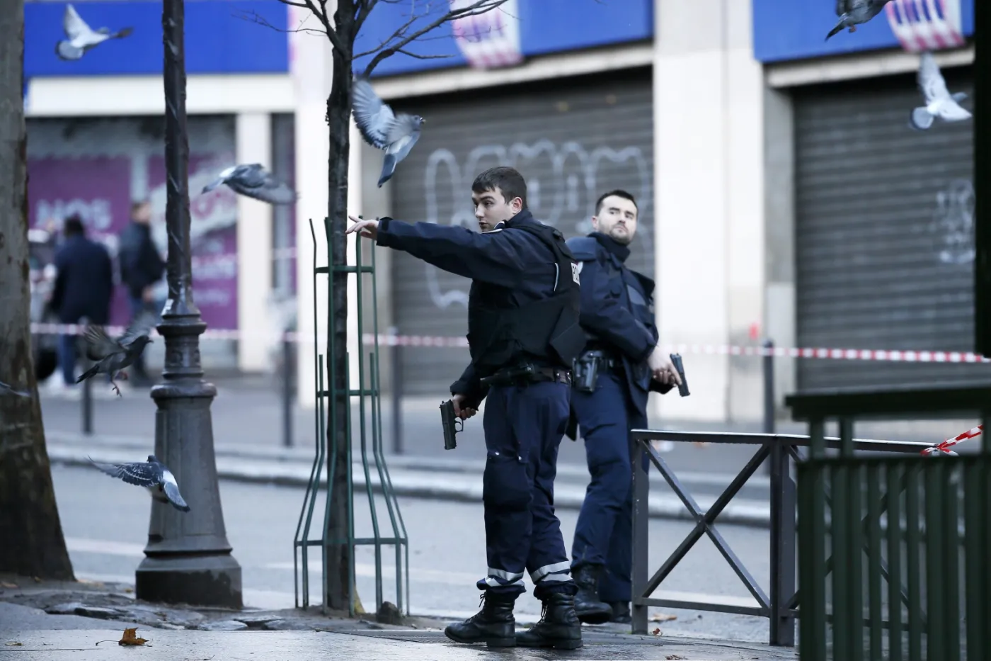 Policjanci przed komisariatem