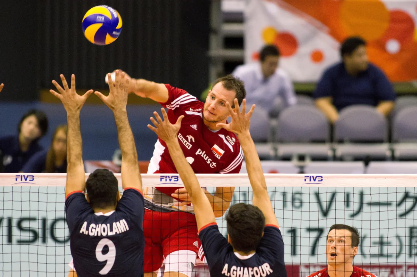 Polak Bartosz Kurek (C) atakuje po bloku Irańczyków Adela Gholamiego (L) i Amira Ghafoura (P) podczas meczu Pucharu Świata siatkarzy, 12 bm. w Hamamatsu. Polska wygrała 3:2