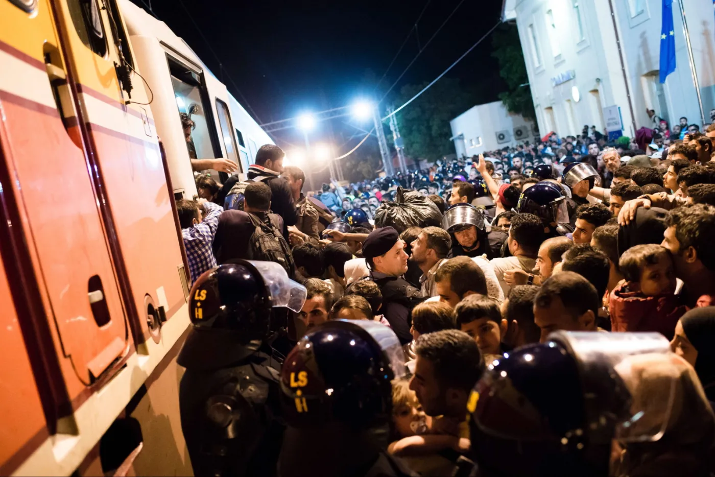 Imigranci próbują dostać się do pociągu niedaleko miasta Tovarnik w Chorwacji