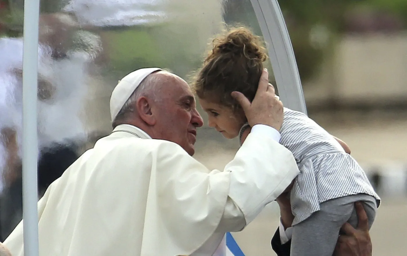 8232620-papiez-franciszek-wita-sie-z.jpg