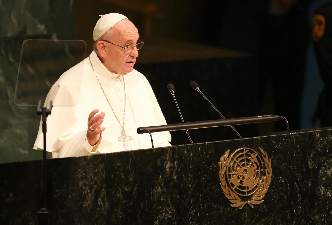 8253402-papiez-franciszek-w-siedzibie.jpg