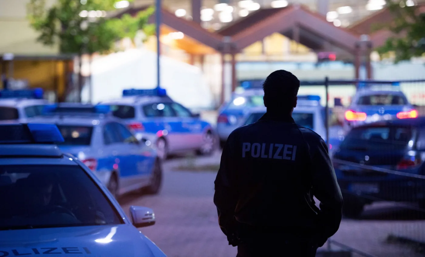 Policjant przed ośrodkiem dla uchodźców w Hamburgu