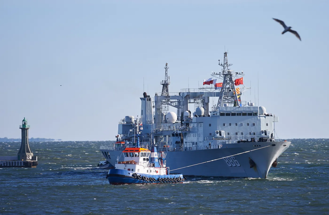 8290859-do-gdyni-zawinely-niszczyciel.jpg