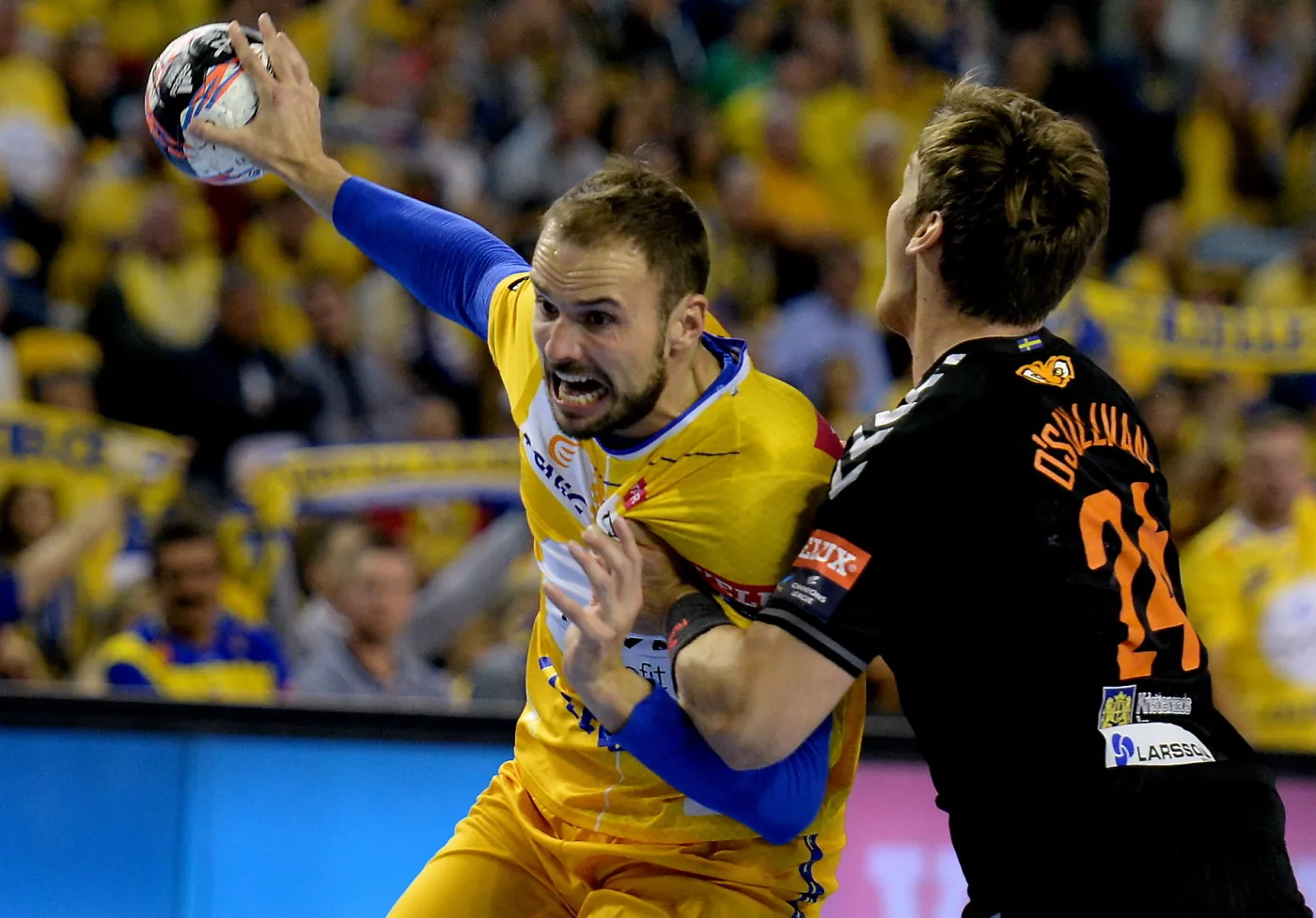 Uros Zorman (L) z Vive Tauronu Kielce oraz Christian O`Sullivan (P) z IFK Kristianstad w meczu fazy grupowej Ligi Mistrzów piłkarzy ręcznych