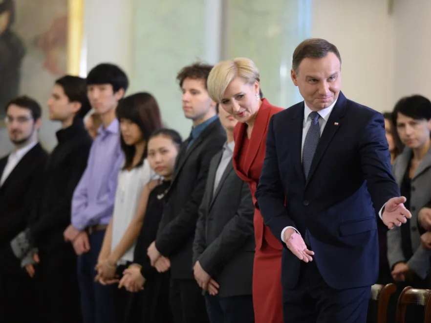 Prezydentowa w zgaszonej czerwieni. Znowu stylizacyjny sukces!
