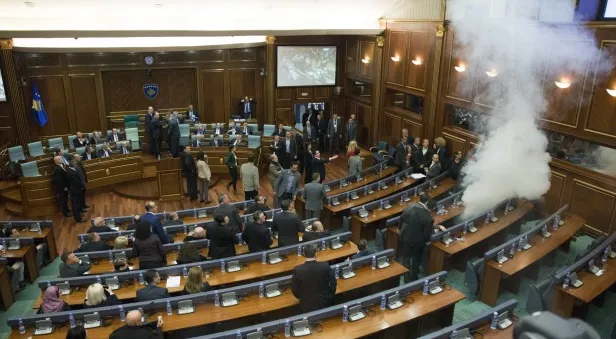 Gaz łzawiący w parlamencie