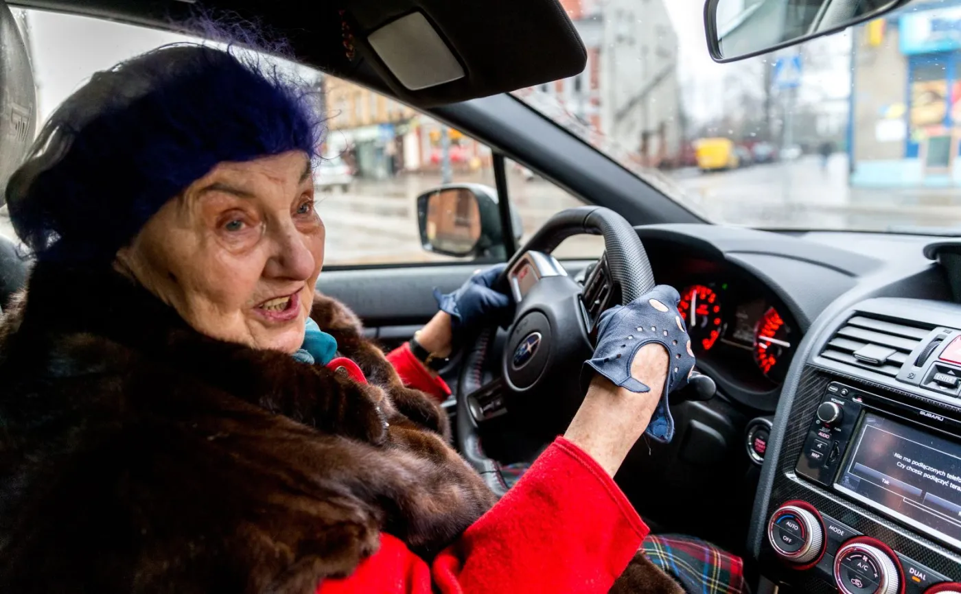 81-letnia kobieta mistrzynią kierownicy i... ciętej riposty. Tak zgasiła młokosa na drodze. Zobacz zdjęcia