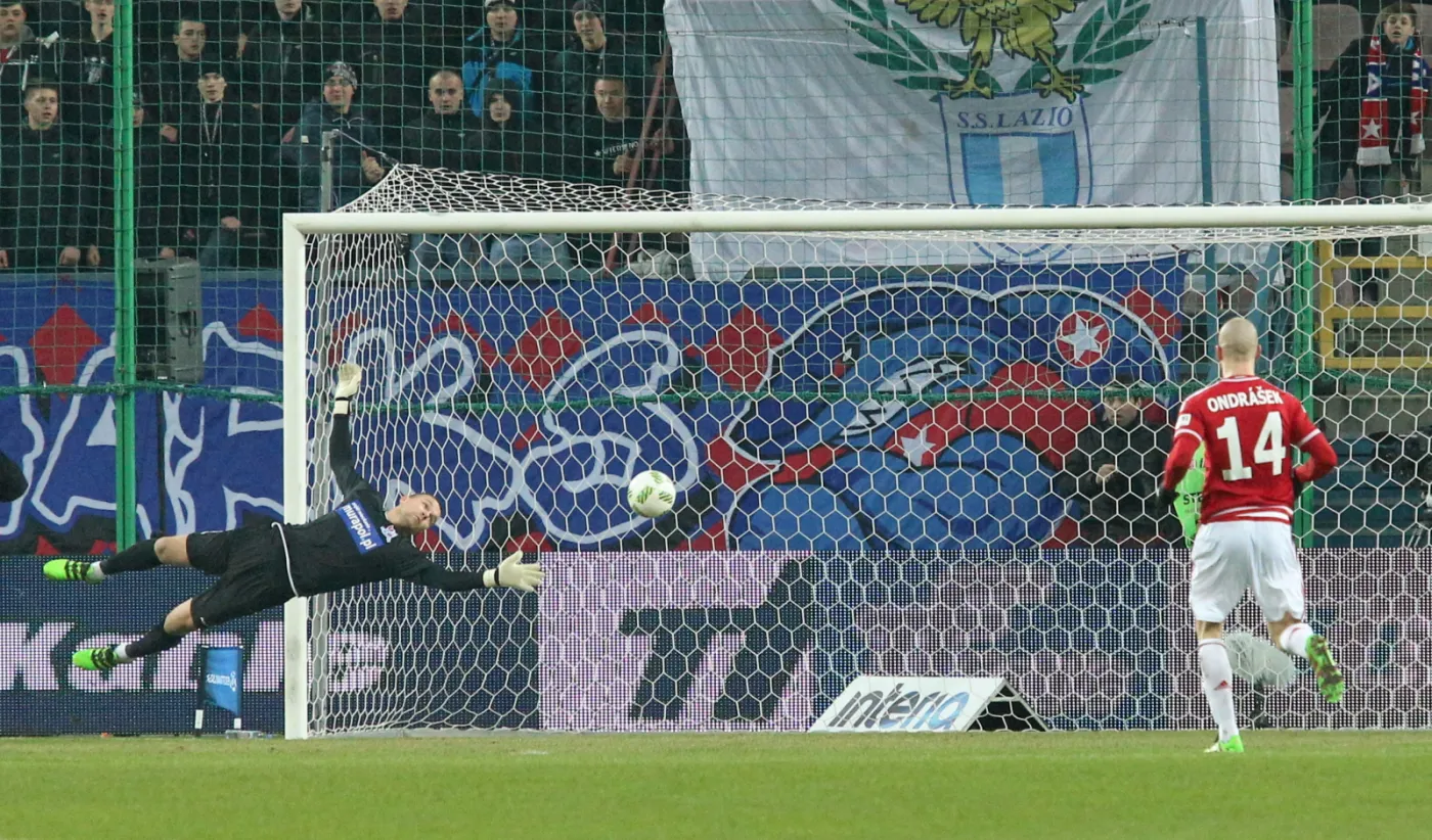 Zawodnik Wisły Kraków Zdenek Ondrasek (P) i bramkarz Emilijus Zubas (L) z Podbeskidzia Bielsko-Biała