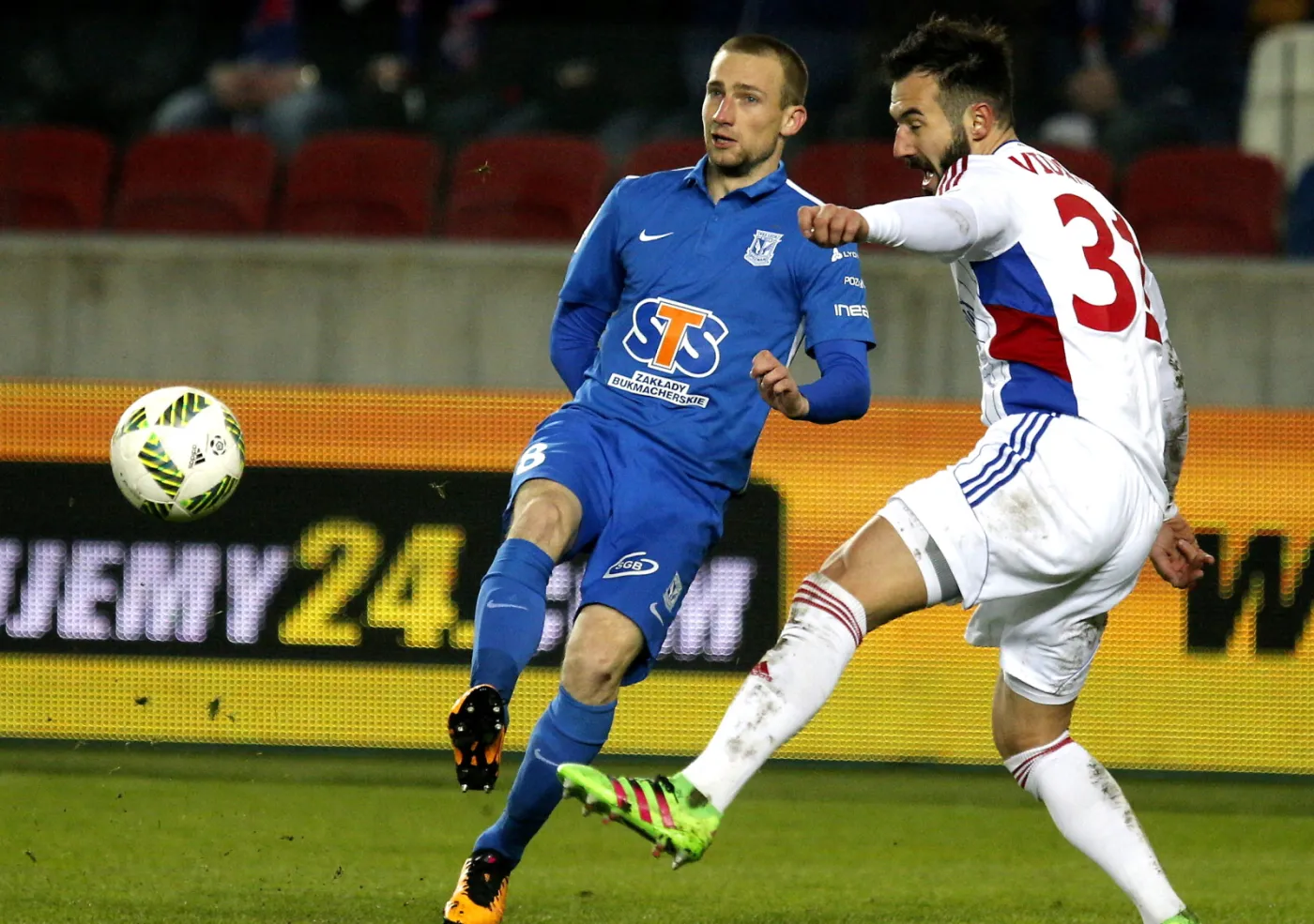 Zawodnik Górnika Zabrze Paweł Widanow (P) walczy o piłkę z Szymonem Pawłowskim (L) z Lecha Poznań podczas meczu polskiej Ekstraklasy