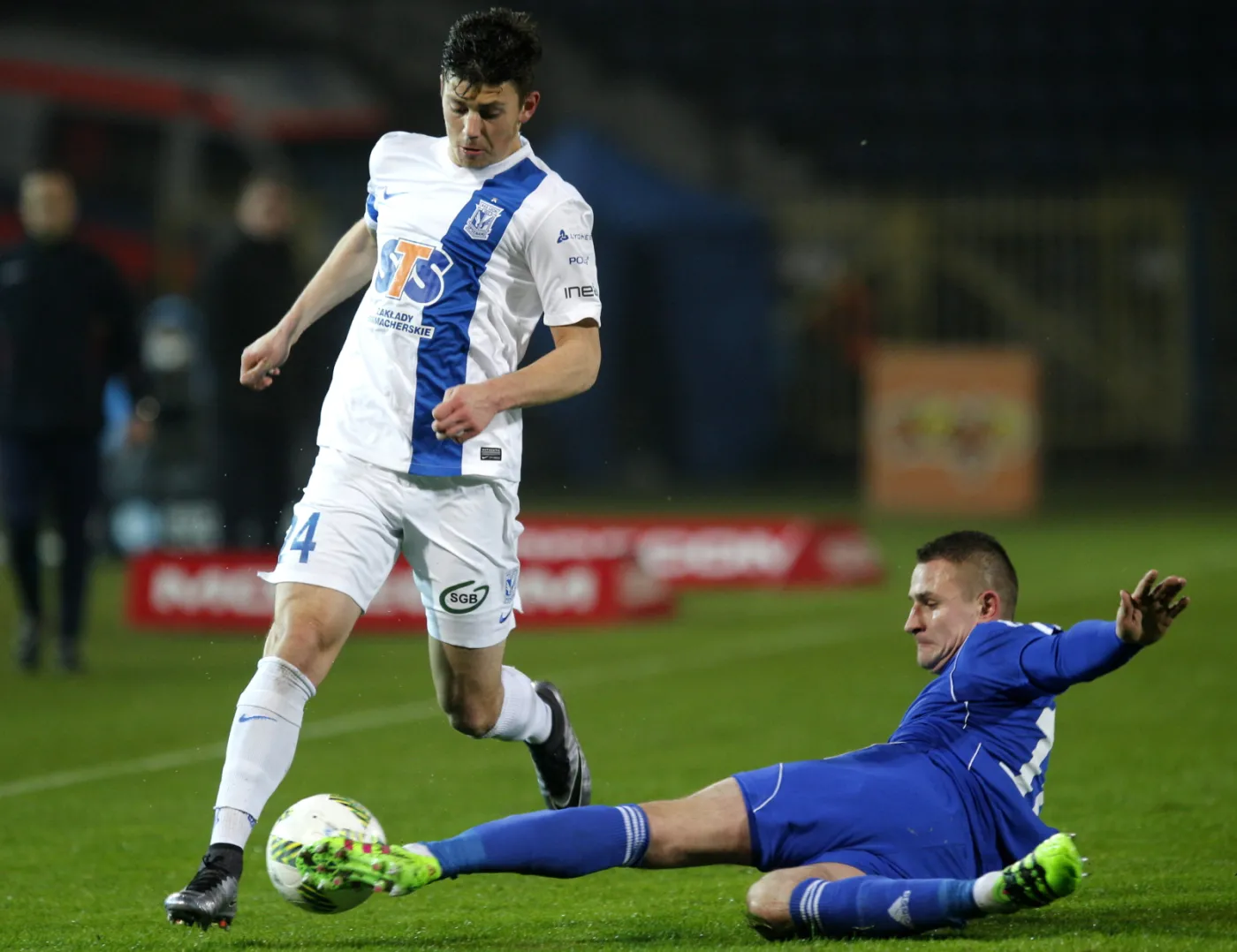 Zawodnik Ruchu Chorzów Michał Koj (P) i Dawid Kownacki (L) z Lecha Poznań